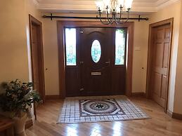 Dungannon 2 Bed Bungalow - Sleeps 5 - Pet Friendly