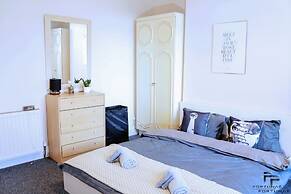 Beautiful 5-bed House Roker Beach