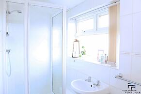 Beautiful 5-bed House Roker Beach