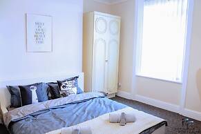 Beautiful 5-bed House Roker Beach