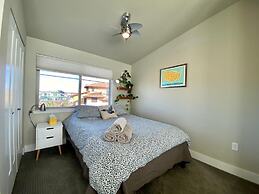 Classy Townhome near Old Town, Breweries, & River!