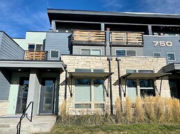 Classy Townhome near Old Town, Breweries, & River!