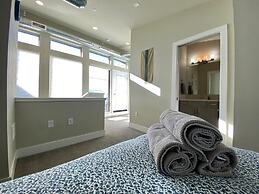 Classy Townhome near Old Town, Breweries, & River!