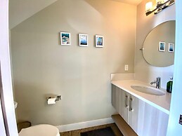 Classy Townhome near Old Town, Breweries, & River!