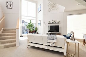 Modern Penthouse on Mass By CozySuites