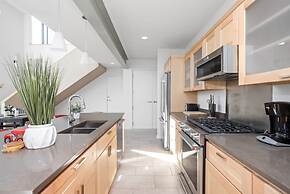 Modern Penthouse on Mass By CozySuites