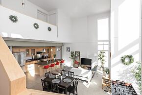 Modern Penthouse on Mass By CozySuites