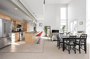 Modern Penthouse on Mass By CozySuites