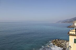 Il Mare di Camogli da un oblò