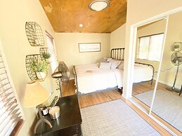 The Roca Getaway 2 Bedroom Cabin by Redawning