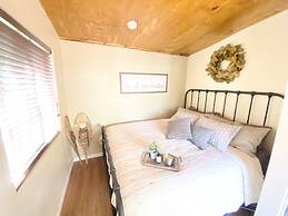 The Roca Getaway 2 Bedroom Cabin by Redawning