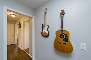 Savor the Homey Vibe at a Chilled Nest Five Min Downtown