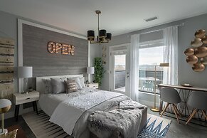 Romantic Studio Getaway with Rooftop Deck