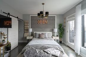 Romantic Studio Getaway with Rooftop Deck