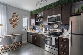 Romantic Studio Getaway with Rooftop Deck