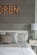 Romantic Studio Getaway with Rooftop Deck