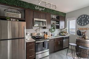 Rustic Luxe Studio Apartment with Rooftop Deck