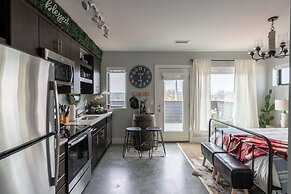 Rustic Luxe Studio Apartment with Rooftop Deck