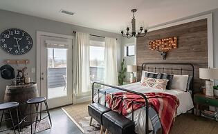 Rustic Luxe Studio Apartment with Rooftop Deck