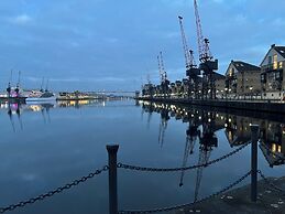 Panoramic Docklands Home