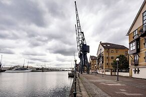 Panoramic Docklands Home