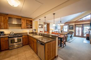 Top Floor 2 Bedroom In Mountaineer Square- Slopeside Condo - No Cleani