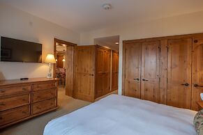 Top Floor 2 Bedroom In Mountaineer Square- Slopeside Condo - No Cleani