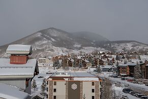 Top Floor 2 Bedroom In Mountaineer Square- Slopeside Condo - No Cleani