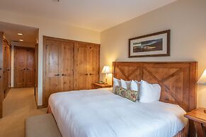 Top Floor 2 Bedroom In Mountaineer Square- Slopeside Condo - No Cleani