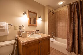 Top Floor 2 Bedroom In Mountaineer Square- Slopeside Condo - No Cleani