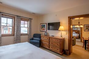 Top Floor 2 Bedroom In Mountaineer Square- Slopeside Condo - No Cleani