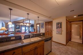 Top Floor 2 Bedroom In Mountaineer Square- Slopeside Condo - No Cleani
