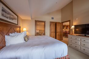 Top Floor 2 Bedroom In Mountaineer Square- Slopeside Condo - No Cleani