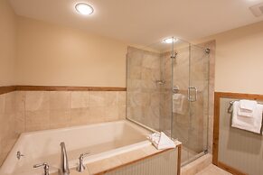 Top Floor 2 Bedroom In Mountaineer Square- Slopeside Condo - No Cleani