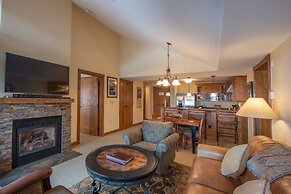 Top Floor 2 Bedroom In Mountaineer Square- Slopeside Condo - No Cleani