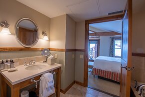 Top Floor 2 Bedroom In Mountaineer Square- Slopeside Condo - No Cleani