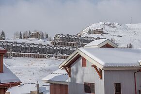 Top Floor 2 Bedroom In Mountaineer Square- Slopeside Condo - No Cleani