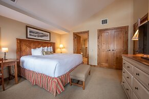 Top Floor 2 Bedroom In Mountaineer Square- Slopeside Condo - No Cleani