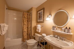 Top Floor 2 Bedroom In Mountaineer Square- Slopeside Condo - No Cleani