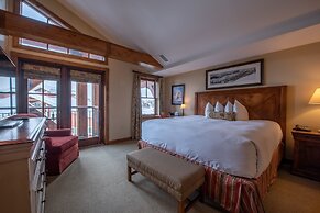 Top Floor 2 Bedroom In Mountaineer Square- Slopeside Condo - No Cleani