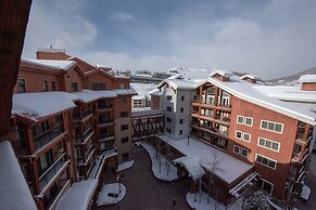 Top Floor 2 Bedroom In Mountaineer Square- Slopeside Condo - No Cleani