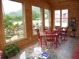 Jonathan Creek Inn and Villas