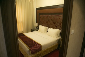 Queen's Suite Hotel
