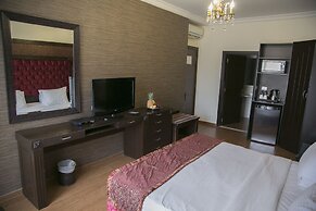 Queen's Suite Hotel