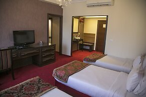 Queen's Suite Hotel