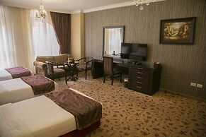Queen's Suite Hotel
