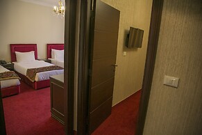 Queen's Suite Hotel