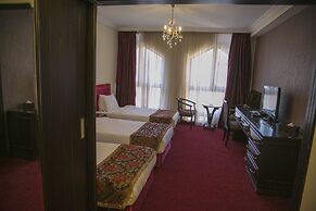 Queen's Suite Hotel