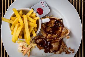 Funky Fish Beach & Surf Resort - Hostel