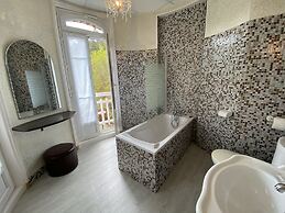 BRIT HOTEL & SPA Le Roc au Chien